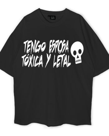 Tengo Esposa Tóxica Y Letal Oversized T-Shirt