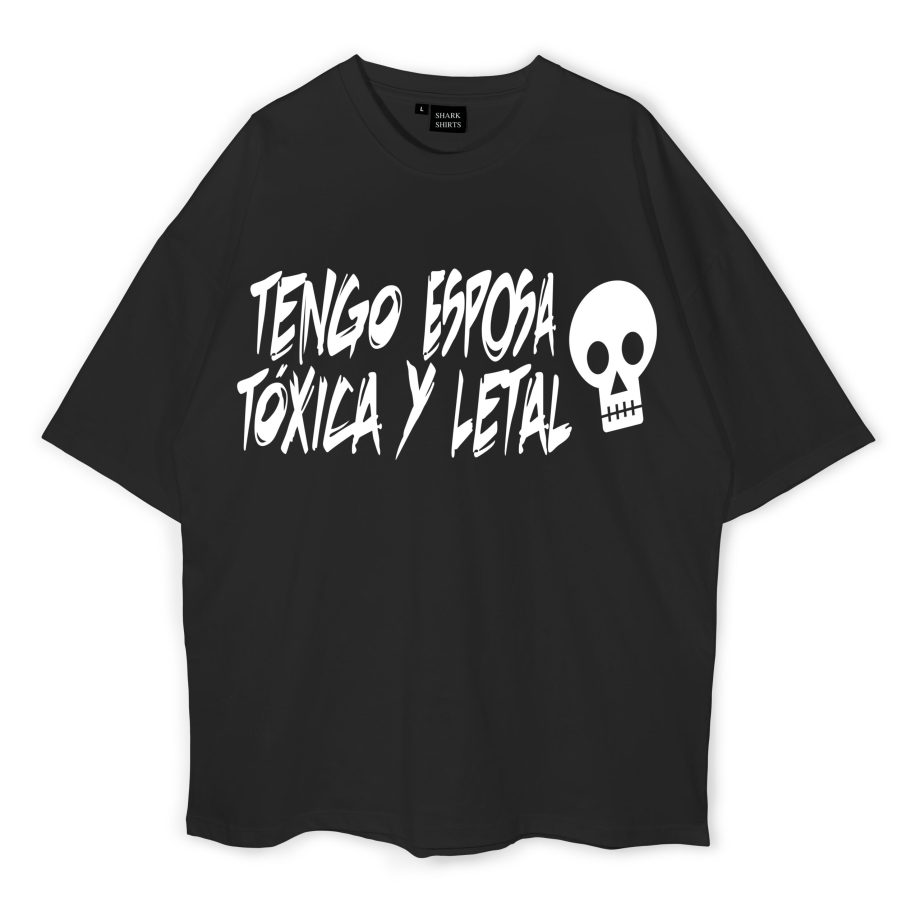 Tengo Esposa Tóxica Y Letal Oversized T-Shirt