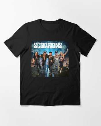 cmbyro; berfoto di atas panggung dengan kerumunan penonton di belakangnya Essential T-Shirt